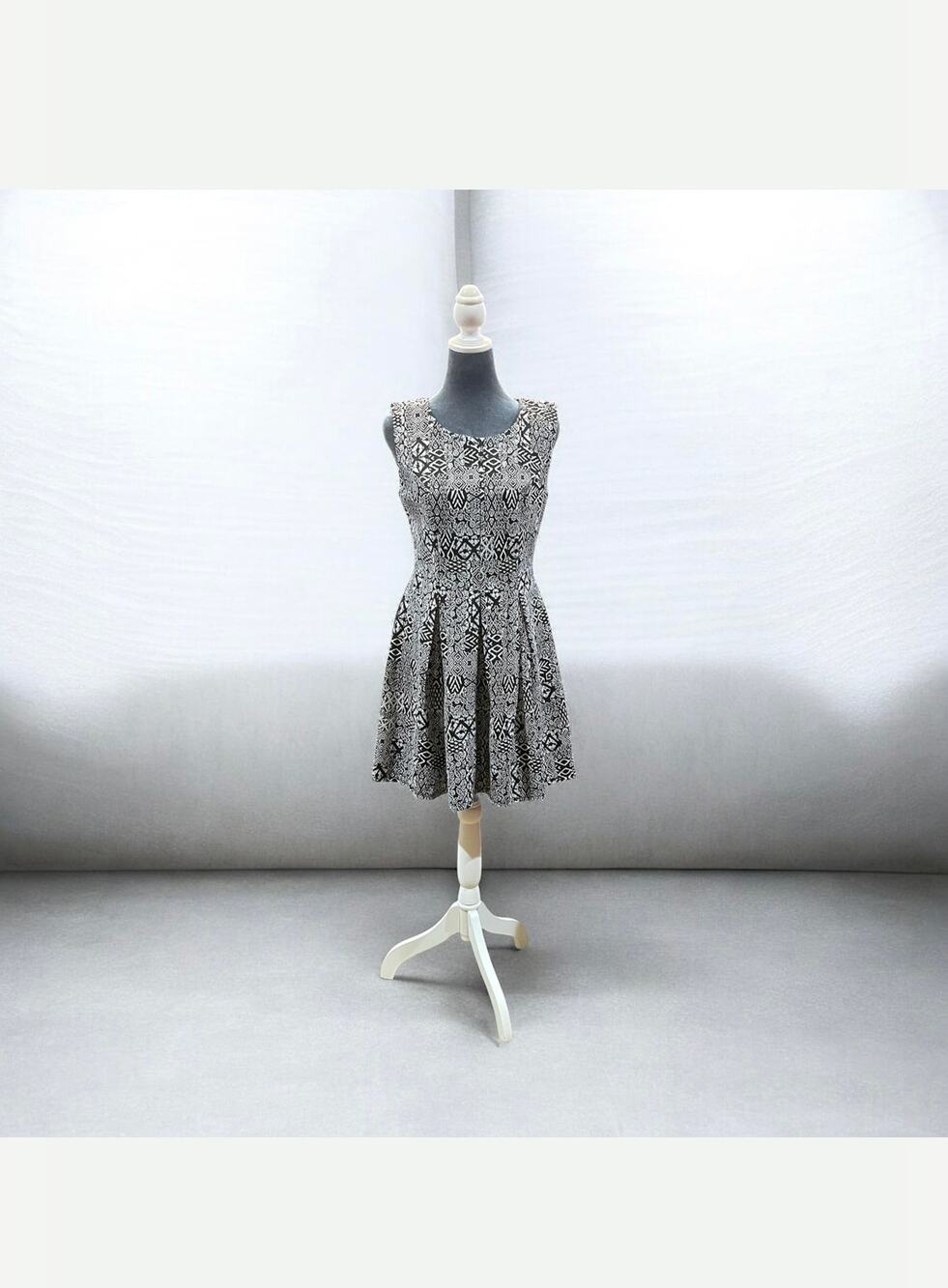 Emerald Sundae Fit Flare Dress Black White Floral Sleeveless Medium